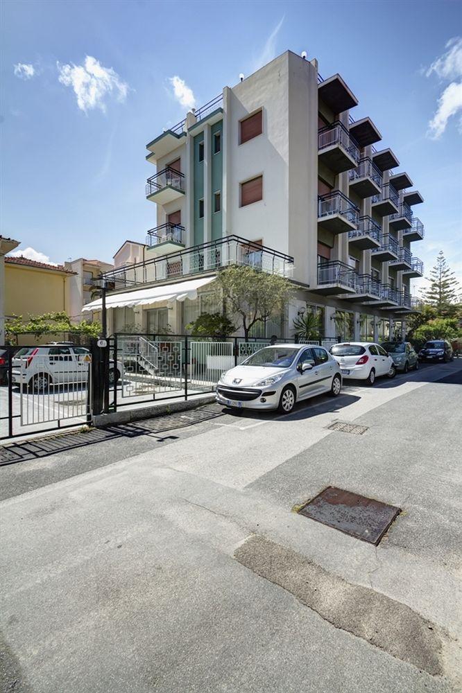 Hotel Virginia Diano Marina Esterno foto