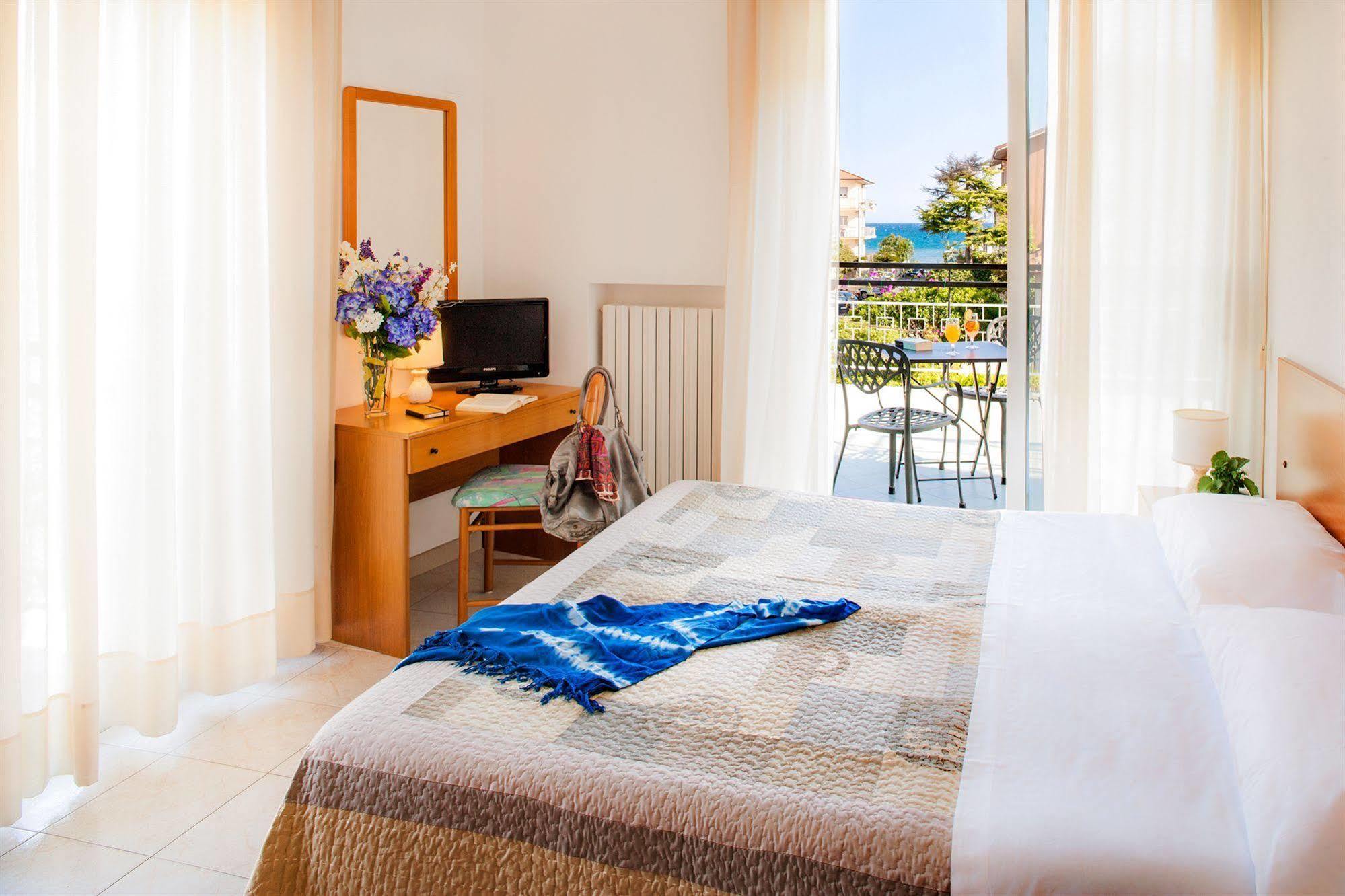 Hotel Virginia Diano Marina Esterno foto
